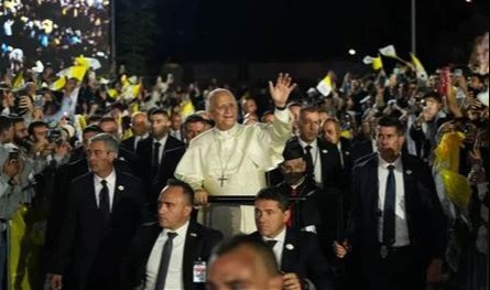 من كنيسة تعرضت للعدوان الإسرائيلي.. ماذا قُدّم للبابا في بكركي؟ (صور)