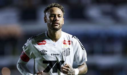 رهاب يلاحق النجم البرازيلي… وحياته الخاصة تعود إلى العناوين