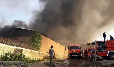 بالفيديو.. حريق ضخم يدمر ثلاث وحدات صناعية وسط إيران