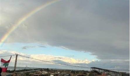 في اليوم الأخير من زيارة البابا لبنان.. مشهد رائع في سماء بيروت