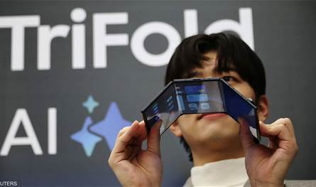 سامسونغ تكشف عن أول هاتف ثلاثي الطي