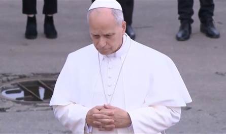 في اليوم الأخير من زيارته... لقاء بالدموع للبابا لاوون مع أهالي شهداء انفجار المرفأ (فيديو وصور)