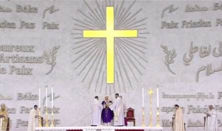 بمشاركة  120 ألف شخص.. الحبر الأعظم يترأس قداساً إلهياً بعد لقاء مؤثر مع أهالي شهداء المرفأ (فيديو وصور)