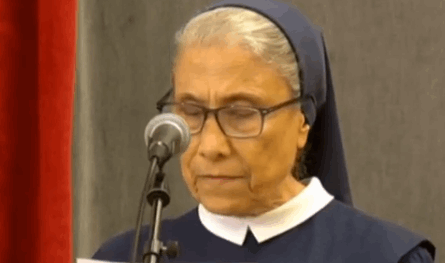 الدموع لم تفارق عينيها.. رئيسة جمعية راهبات الصليب للبابا لاوون: أنتم أب المنسيين والمهمشين