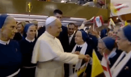 &quot;أنتم في قلبي وصلاتي&quot;.. البابا يحيي راهبات الصليب ويثني على عملهن