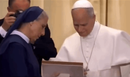 بالصورة: هدايا رمزية من راهبات دير الصليب إلى قداسة البابا