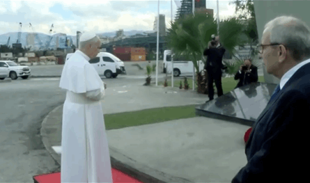 وضع إكليل زهور وصافح الأهالي.. البابا زار مرفأ بيروت وصلى على أرواح الضحايا (صور)