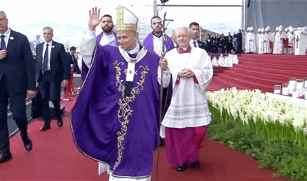 تحية للمؤمنين قبل توجه البابا إلى المطار