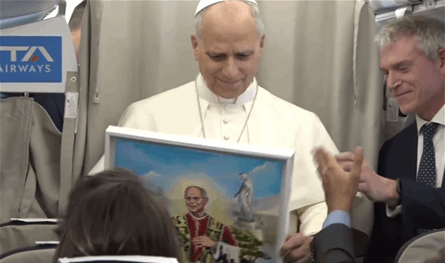 هدية من &quot;LBCI&quot; للبابا.. ولاوون الرابع عشر يتعهد بمواصلة المساعي من أجل السلام في لبنان (فيديو)