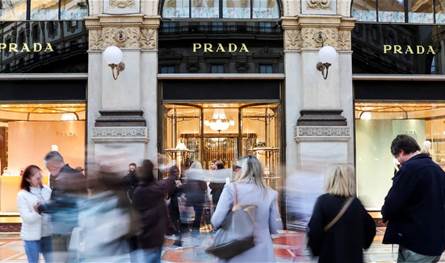 مقابل هذا المبلغ… &quot;برادا&quot; تستحوذ رسميًا على &quot;فيرساتشي&quot;!