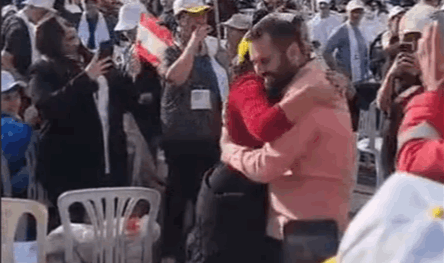 في بيروت.. طلب يد حبيبته أمام الآلاف خلال القداس الإلهي (فيديو)