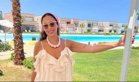 ببدلة رجالية وكرافت... ممثلة معروفة بلوك غريب والجمهور يعلق (صور)