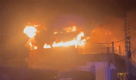 معلومات عن وجود عمال داخله.. حريق يلتهم معملا في لبنان (فيديو)