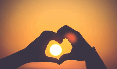 خاتم ماسي بيد ممثلة يشعل الشائعات.. هل ارتبطت بزميلها؟ (صورة)