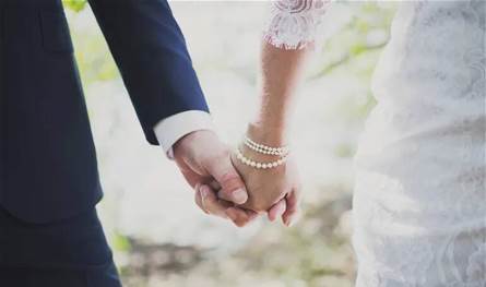 عروس ابنه الذي يعاني من مشاكل نفسية هربت بالمال والذهب… فانهار الأب وانتحر!