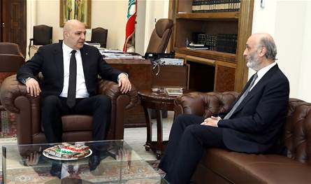 أسئلة وسجالات بعد غياب جعجع عن زيارة البابا ومصادر مقرّبة من عون تتهمه بالتشويش