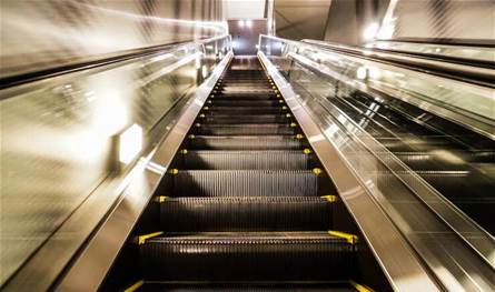 سارت بالاتجاه الخاطئ على السلم الكهربائي.. امرأة تواجه حكماً قضائياً!