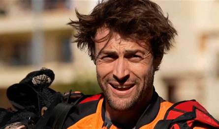 اصطدم بمعلم شهير.. مصرع طيار أجنحة عالمي في حادث مؤلم