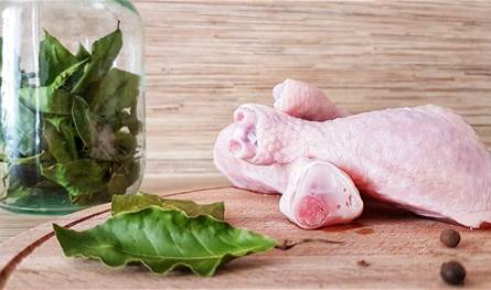 ختم محل لبيع الدواجن بالشمع الأحمر.. كان صاحبه يبيع الدجاج بسعرٍ مُنخفض جدّاً لهذا السبب