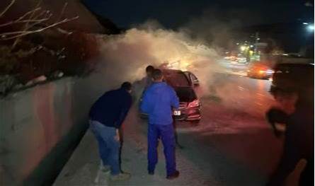 نتيجة ماس كهربائي مفاجئ... احتراق سيارة على طريق عام شكا - كفرحزير (صور) 