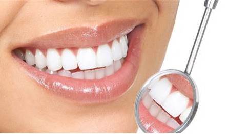 من الدقيقة الأولى.. هكذا يبدأ السكر بإضعاف الأسنان!