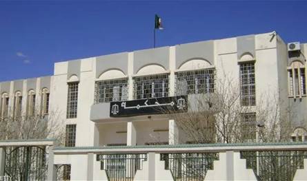 في الجزائر.. سجن صحفي فرنسي وباريس تعلق 