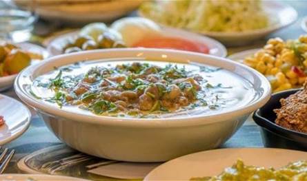 بسبب عدم مراعاة القواعد العامة لسلامة الغذاء.. محضر ضبط بحق مطعم فول (صورة)