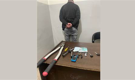 إلقاء القبض على أحد المطلوبين.. وهذا ما ضُبط بحوزته