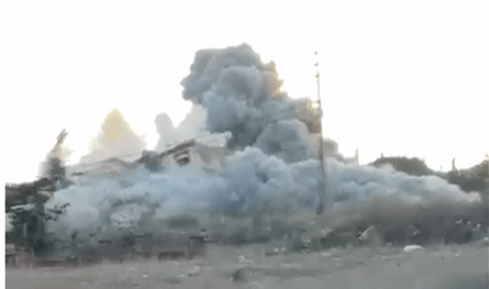 فيديو للحظة قصف مبنى في الجنوب.. ومواطن يتفاعل مع الغارة شاهدوه