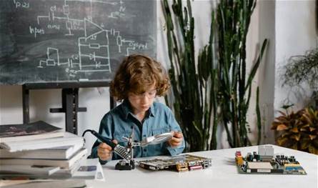 كيف يمكن التمييز بين الموهوب والعبقري؟