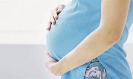 هل تؤثر بدانة الأم على مستقبل طفلها العصبي؟