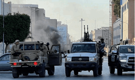 اشتباكات مسلّحة في ليبيا.. الطريق الساحلي تحوّل إلى خط نار