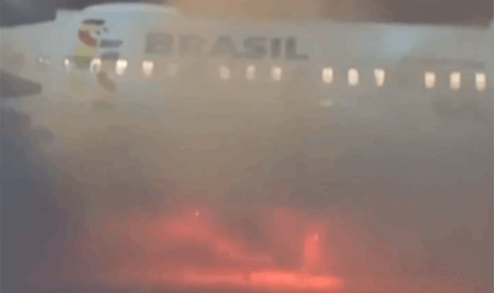 بالفيديو.. طائرة تشتعل بعد صعود الركاب إليها (فيديو)