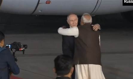 خلال استقباله بوتين.. رئيس وزراء الهند يكسر بروتوكولا رسمياً (فيديو)