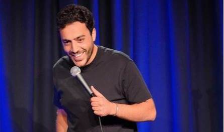 ممثل كوميدي قيد التوقيف في المطار