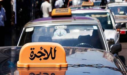 داخل سيارة أجرة.. طعنوه وسلبوا راتبه الشهري وأغراضه!