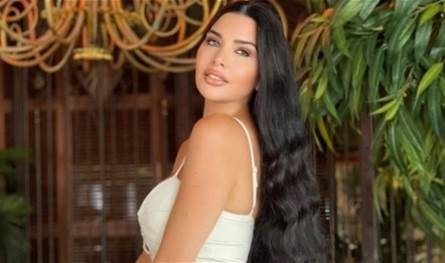 من أمام الأهرامات.. عارضة أزياء لبنانية بإطلالة جديدة (صور)