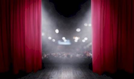 تعرّض لموقف محرج جداً.. فتاة تطلب الزواج من فنان شهير على المسرح وهكذا أجابها (فيديو)