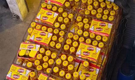 مهربة ومنتهية الصلاحية.. ضبط كمية كبيرة من مرقة الدجاج (صورة) 