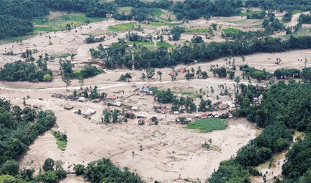 موجة الفيضانات والانهيارات الأرضية في إندونيسيا تودي بحياة 883 شخصًا