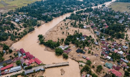 جزيرة سومطرة تغرق.. عداد القتلى فاق الـ900 
