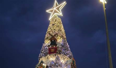 بالفيديو.. البترون تضيء شجرة الميلاد