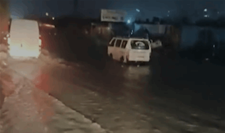 بالفيديو.. أوتوستراد البداوي يغرق بالمياه