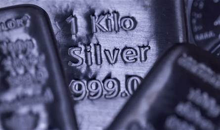 سعر الفضة ارتفع أكثر من سعر الذهب.. لماذا؟