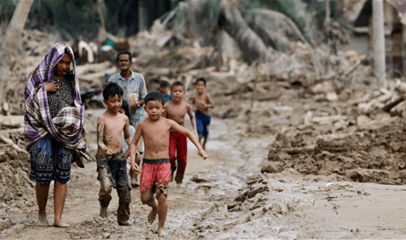 عدد القتلى جراء الفيضانات المدمرة في إندونيسيا يتجاوز 900 شخص