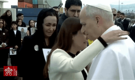 قصة الفتاة التي بكت وهي تعانق البابا لاوون في بيروت
