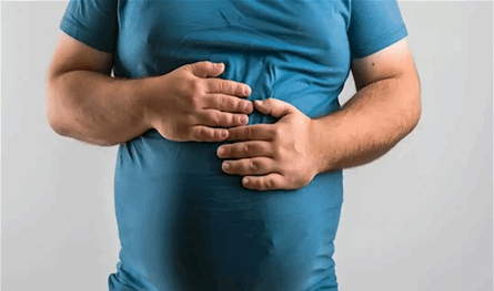 7 مشروبات تقلّل انتفاخ البطن بعد الأكل