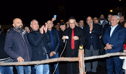 المطران العمار يضيء القرية الميلادية في مزرعة الضهر – الشوف