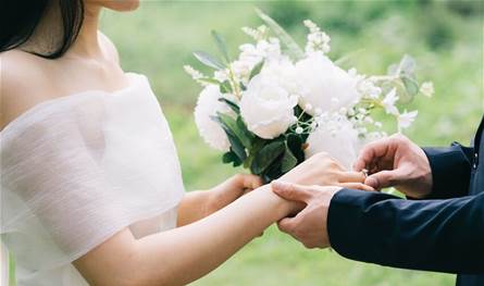 لهذا السبب... فنانٌ شهير يُقاضي عروسين!