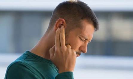 طنين الأذن المزمن… لماذا يبقي الجسم في حالة تأهب دائم؟